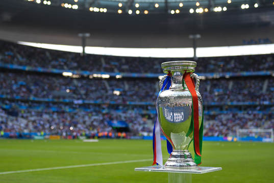 Pokalen före  finalen mellan Portugal och Frankrike