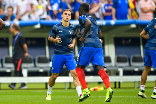 Frankrikes Antoine Griezmann värmer upp före  finalen