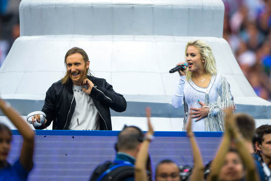 David Guetta och Zara Larsson uppträder