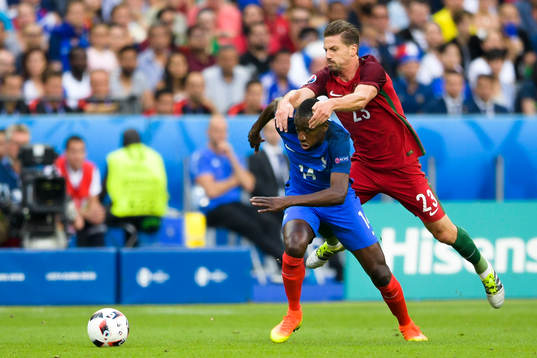 Frankrikes Blaise Matuidi och Portugals Adrein Silva
