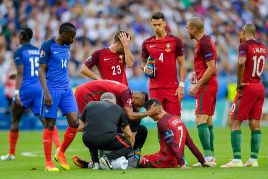 Portugals Cristiano Ronaldo får vård