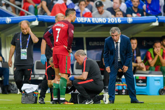 Portugals Cristiano Ronaldo får vård