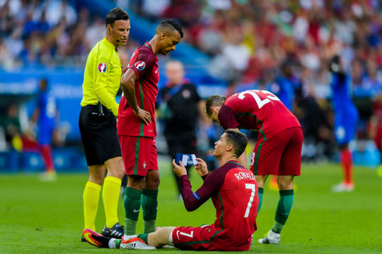 Portugals Cristiano Ronaldo lämnar över kaptensbindeln