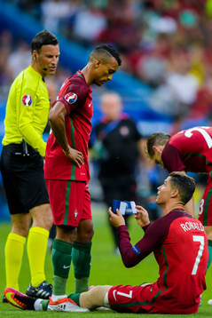 Portugals Cristiano Ronaldo lämnar över kaptensbindeln