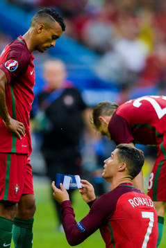 Portugals Cristiano Ronaldo lämnar över kaptensbindeln