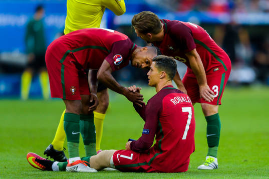 Portugals Cristiano Ronaldo lämnar över kaptensbindeln