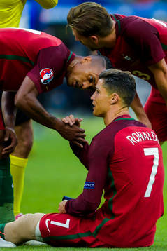 Portugals Cristiano Ronaldo lämnar över kaptensbindeln
