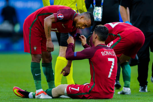 Portugals Cristiano Ronaldo lämnar över kaptensbindeln