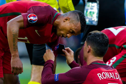 Portugals Cristiano Ronaldo lämnar över kaptensbindeln