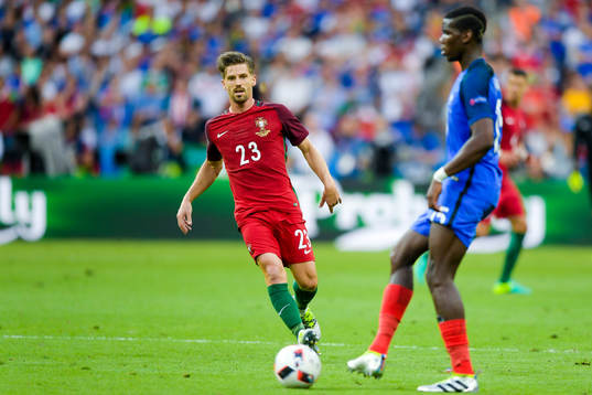 Portugals Adrein Silva och Frankrikes Paul Pogba