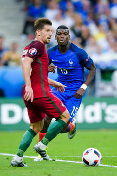 Portugals Adrein Silva och Frankrikes Paul Pogba