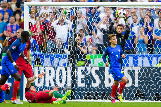 Portugals målvakt Rui Patricio räddar skott