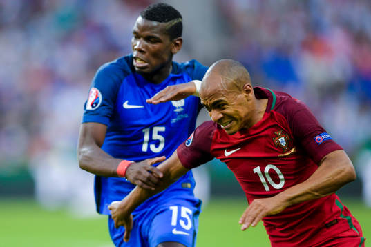 Frankrikes Paul Pogba och Portugals Joao Mario