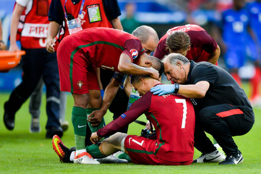 Portugals Cristiano Ronaldo blir tröstad av lagkamrater
