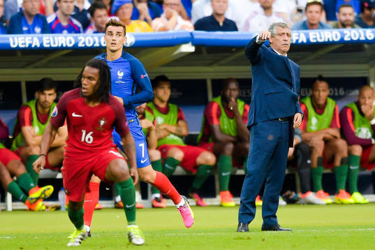Frankrikes Antoine Griezmann . Portugals Renato Sanches och