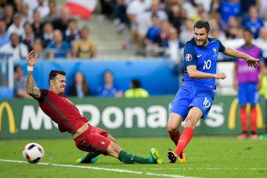 Portugals José Fonte  och Frankrikes André-Pierre Gignac