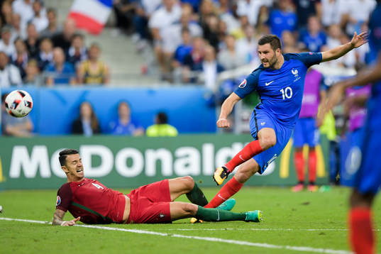 Portugals José Fonte  och Frankrikes André-Pierre Gignac