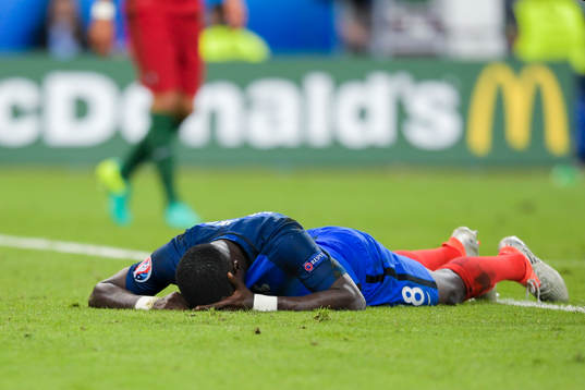 Frankrikes Moussa Sissoko har ont