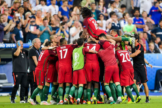 Portugals spelare jublar