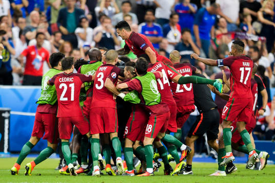 Portugals spelar jublar