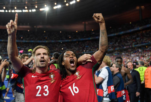 Portugals Adrein Silva och Renato Sanches jublar