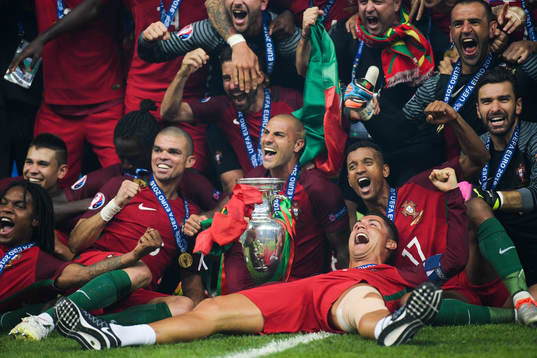 Portugals Cristiano Ronaldo  jublar med lagkamraterna