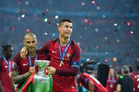 Portugals Cristiano Ronaldo  jublar med lagkamraterna