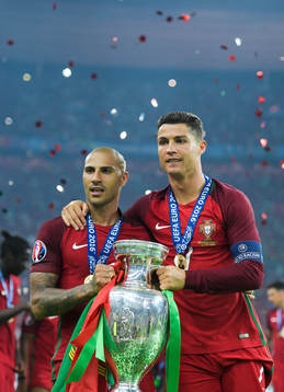Portugals Cristiano Ronaldo  jublar med lagkamraterna