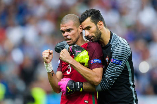 Portugals Pepe   jublar med målvakt Rui Patricio