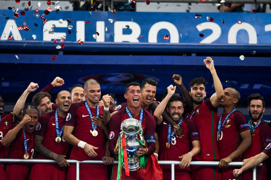 Portugals Cristiano Ronaldo  jublar med lagkamraterna