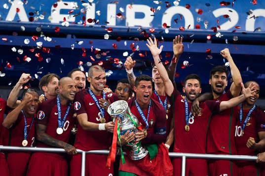 Portugals Cristiano Ronaldo  jublar med lagkamraterna