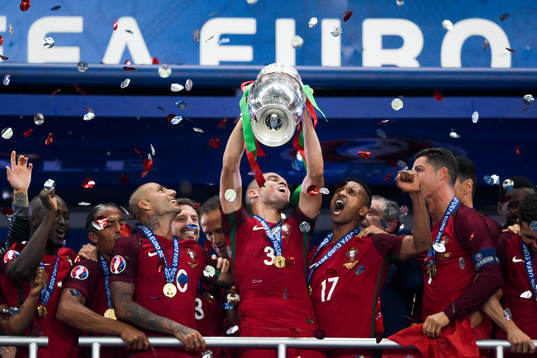 Portugals Cristiano Ronaldo  jublar med lagkamraterna
