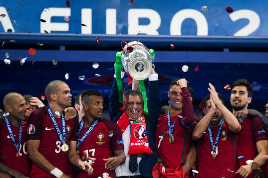 Portugals förbundskapten Fernando Santo   jublar med