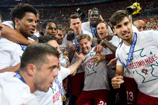 Portugals spelare jublar