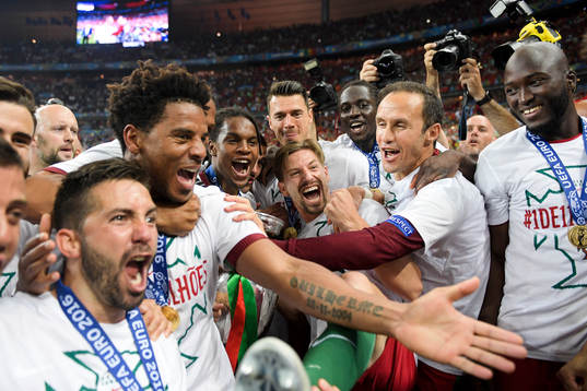 Portugals spelare jublar
