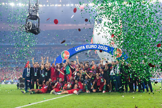 Portugals spelare jublar