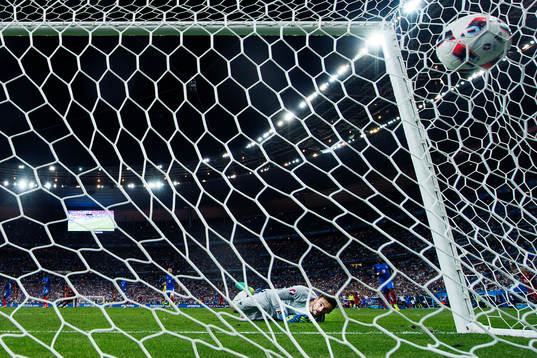 Frankrikes målvakt Hugo Lloris ser hur 1-0 av Portugals
