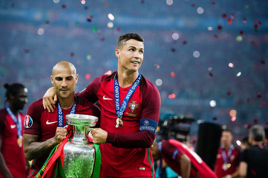 Portugals Ricardo Quaresma och Cristiano Ronaldo jublar med