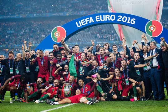 Portugals spelare jublar med pokalen