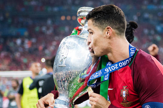 Portugals Cristiano Ronaldo kysser pokalen