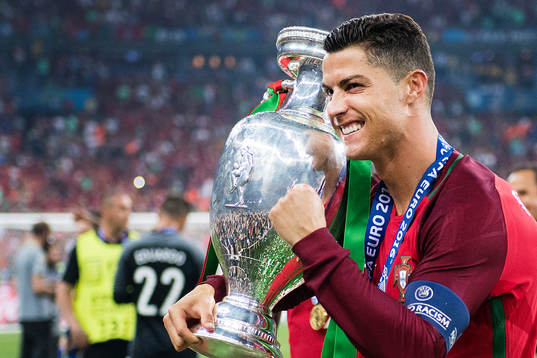 Portugals Cristiano Ronaldo jublar med pokalen