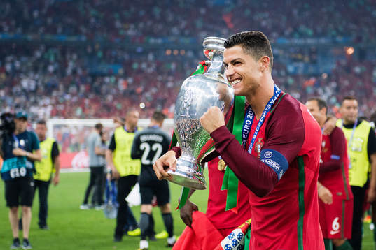 Portugals Cristiano Ronaldo jublar med pokalen