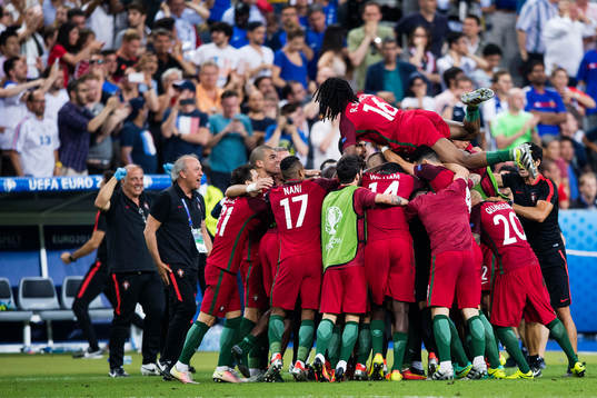 Portugals spelare jublar med Eder