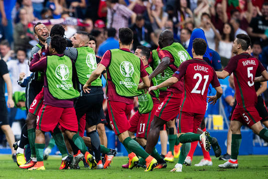 Portugals spelare jublar med Eder
