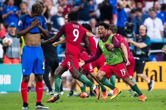 Portugals spelare jublar med Eder