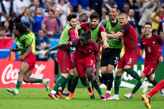 Portugals spelare jublar med Eder