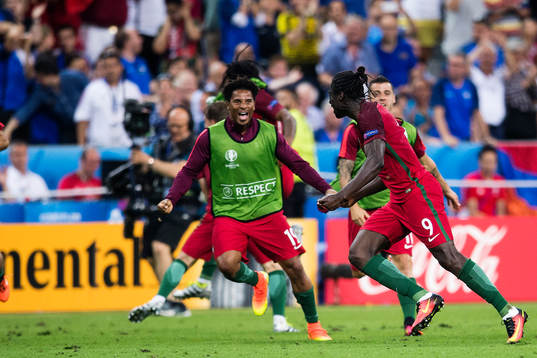 Portugals spelare jublar med Eder