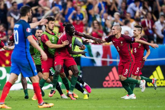 Portugals Pepe jublar med Eder