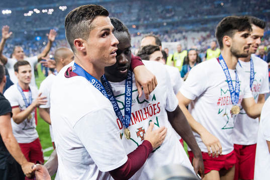 Portugals Cristiano Ronaldo kramar om Eder