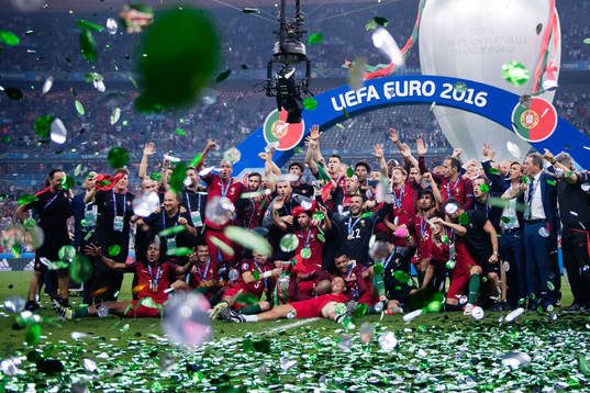 Portugals spelare jublar